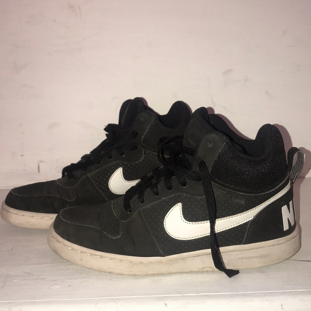 Black women's Nike fashion shoes